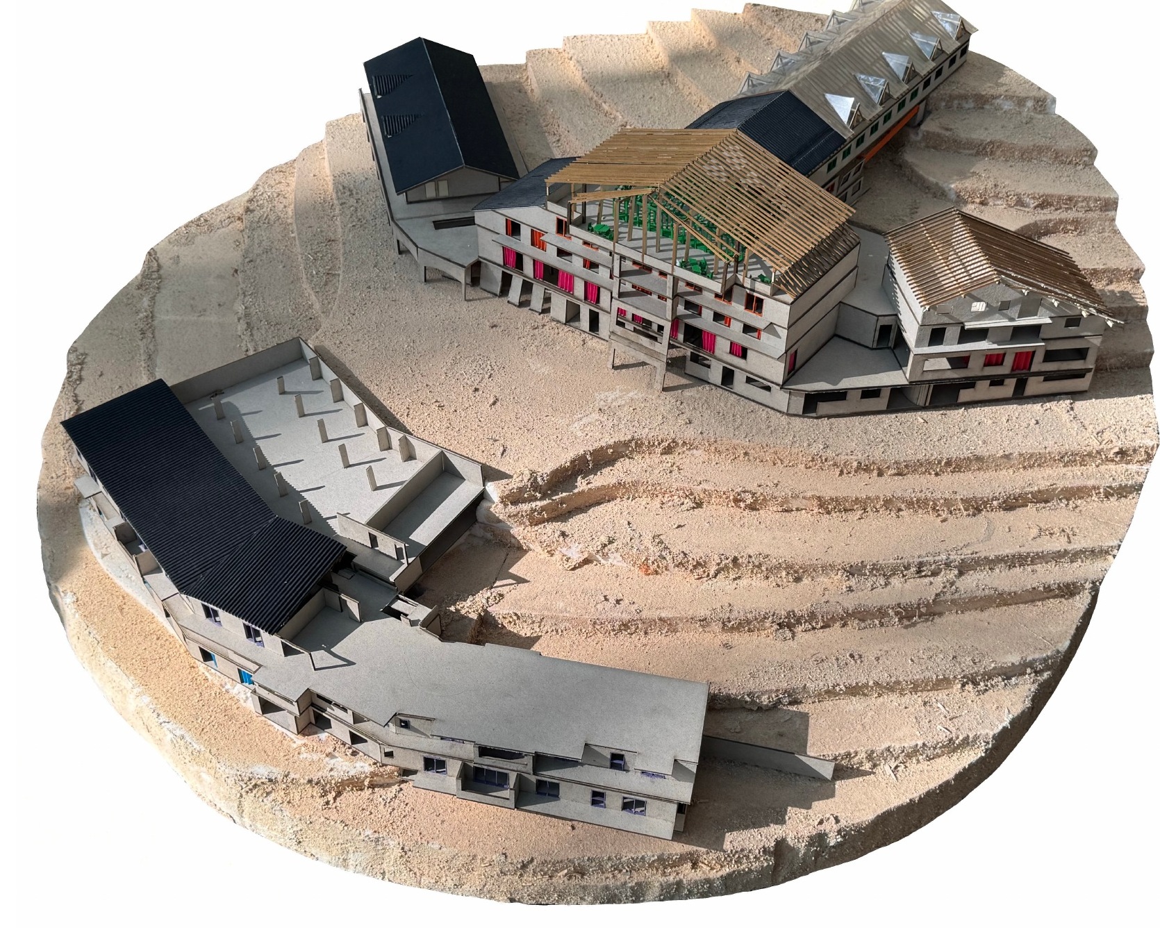Photographie recadrée de la maquette du projet Mutations alpines, montrant les bâtiments réinvestis dans la montagne